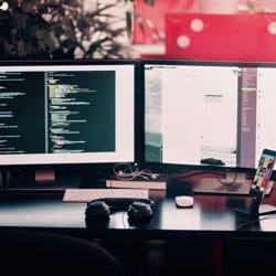 Beispielfoto einer IT-Infrastruktur mit Monitor, Headset, Smartphone in einem modernen Flex-Office Büro Umfeld